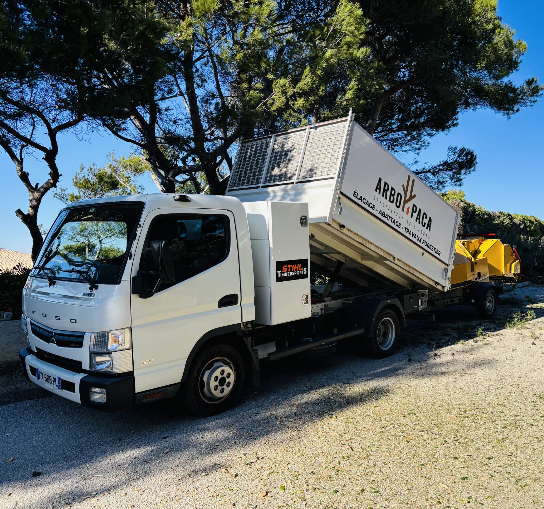 Stockage et enlèvement des branches en toute simplicité.