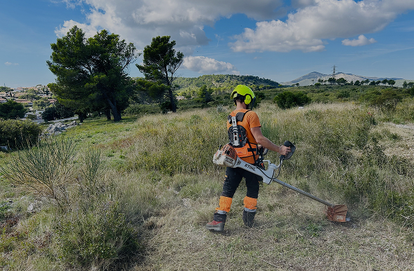Nettoyage des zones végétales pour prévention incendie et accès sécurisés.
